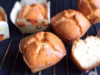 15、马芬纸杯蛋糕,切开就可以品尝了，感觉像桃酥饼的味道，也像磅蛋糕。