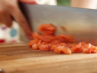 2、12m+三文鱼小豆丁,三文鱼切小块，剁碎。