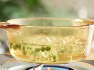 3、12m+三文鱼小豆丁,青豆煮熟。