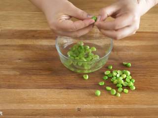 4、12m+三文鱼小豆丁,去皮之后剁碎。