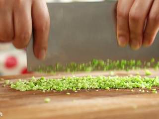 5、12m+三文鱼小豆丁,去皮之后剁碎。