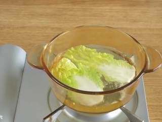 6、12m+三文鱼小豆丁,娃娃菜焯水，剁碎。