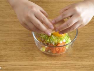 7、12m+三文鱼小豆丁,往三文鱼中加入娃娃菜、青豆、鸡蛋，挤一点柠檬汁，然后搅拌均匀