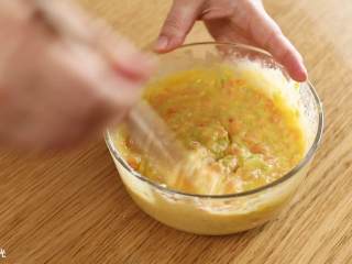 10、12m+三文鱼小豆丁,再次搅拌均匀，直至变成浓稠的酸奶质地。