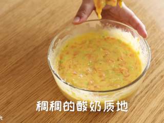 11、12m+三文鱼小豆丁,往保鲜盒壁刷薄油。