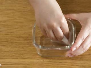 12、12m+三文鱼小豆丁,往保鲜盒壁刷薄油。