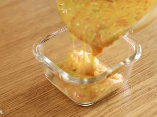 13、12m+三文鱼小豆丁,将面糊倒进模具。