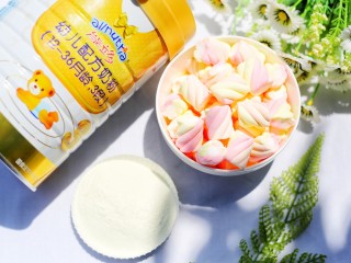 1、做法无敌简单的冰淇淋,食材:① 棉花糖150g ② 澳优能立多G4奶粉3勺。