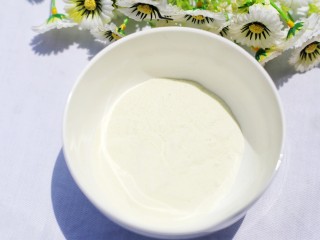 3、做法无敌简单的冰淇淋,奶粉放入碗中。