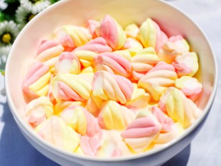 6、做法无敌简单的冰淇淋,倒入棉花糖中。