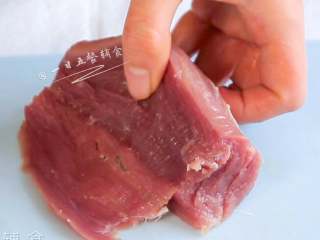 2、里脊肉金针菇卷,里脊肉顺着纹路切长片。