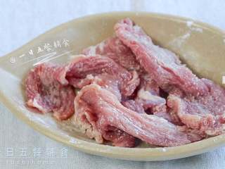 3、里脊肉金针菇卷,淀粉和盐加入，用手捏捏抓匀。