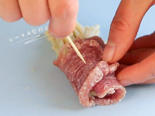 5、里脊肉金针菇卷,里脊肉裹着金针菇，用牙签固定。