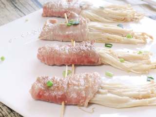 7、里脊肉金针菇卷,侧面看着还有些红，已经熟了，嫩嫩的肉很好吃。