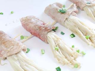 8、里脊肉金针菇卷,像一排跳芭蕾的小女孩。