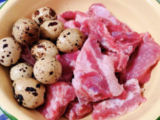 1、鹌鹑蛋烧排骨,准备原料：新鲜的排骨洗净，鹌鹑蛋备用