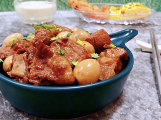 12、鹌鹑蛋烧排骨,营养丰富的鹌鹑蛋炖排骨装入容器中就大功告成啦。