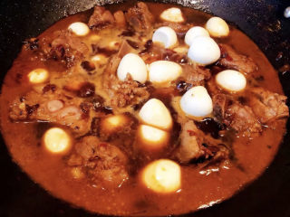 9、鹌鹑蛋烧排骨,排骨炖至六成熟时，放入鹌鹑蛋一起炖。