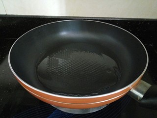 5、照烧鸡腿饭,平底锅放入食用油加热。
