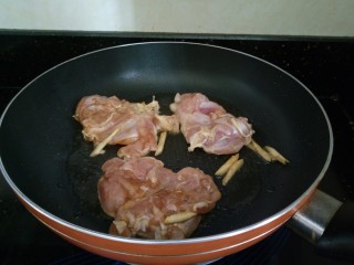 6、照烧鸡腿饭,将腌制入味的那个鸡腿下锅煎，带鸡皮那一面朝下。