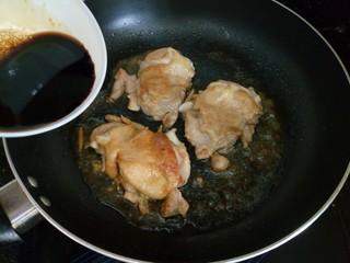 8、照烧鸡腿饭,煎好鸡腿后倒入照烧汁，照烧汁记得放勺老抽，还有一勺蜂蜜，这样可以让鸡腿上色更漂亮哦！