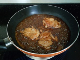 9、照烧鸡腿饭,小火炖到汁变稠，表面上色即可。