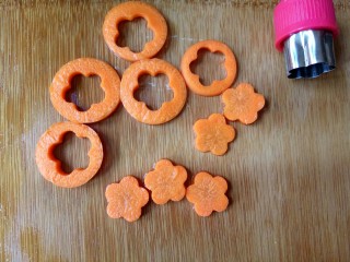 11、照烧鸡腿饭,胡萝卜切5片，用模具印出花朵的形状