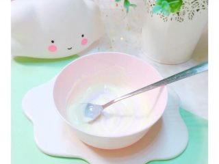 2、荷包蛋酸奶溶豆,20克奶粉加酸奶搅拌成糊
