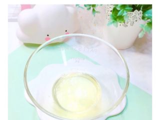 3、荷包蛋酸奶溶豆,两个蛋清加砂糖打发