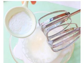 4、荷包蛋酸奶溶豆,打发至起泡加入淀粉继续打发，打发至倒扣不掉落即可