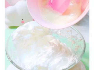 5、荷包蛋酸奶溶豆,倒入奶粉酸奶糊搅拌均匀