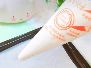 6、荷包蛋酸奶溶豆,把蛋清装入裱花袋