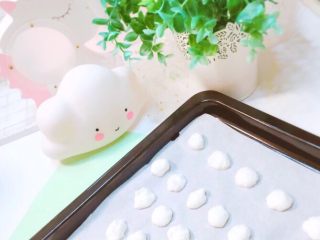 7、荷包蛋酸奶溶豆,挤入烤盘，烤箱90度，烤30分钟