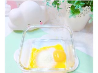 8、荷包蛋酸奶溶豆,蛋黄加砂糖打发