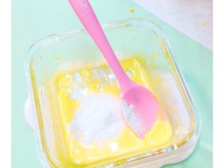 9、荷包蛋酸奶溶豆,然后加入10克奶粉搅拌均匀