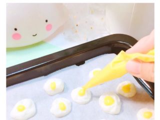 10、荷包蛋酸奶溶豆,取出烤了30分钟的蛋清，挤上蛋黄糊，继续烤30分钟