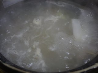 2、番茄牛尾汤,砂锅内倒入清水，下姜片、葱段、当归、焯水后的牛尾大火烧开后改为文火炖3个小时以上