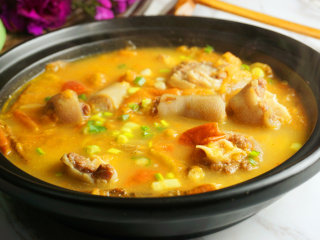 3、番茄牛尾汤,最后加少量葱花点缀即可食用