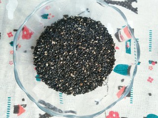 1、补钙的黑芝麻蛋糕,先来处理黑芝麻,我买来的时候就是熟的,所以亲们如果你买来的时候是生的话,可以洗下,用面粉筛过滤就可以了,然后用平底锅小火慢慢炒熟,芝麻鼓起来,啪啪响就是熟了。还可以用烤箱180度几分钟烤熟。