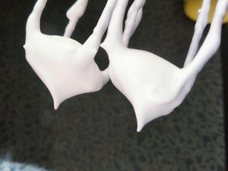 7、补钙的黑芝麻蛋糕,直到提起打蛋器出现硬的直立的小三角,就是这种很小的直立的小三角,蛋白就打好了,然后用刮刀整理下边缘,低速打几秒就行了。不过切记不要过头不要打过头,否则就是豆腐渣了。