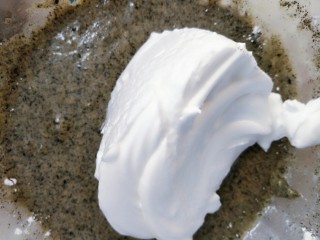 8、补钙的黑芝麻蛋糕,取一部分蛋清倒入蛋典黑芝麻糊中,拌匀,同样是翻拌手法。