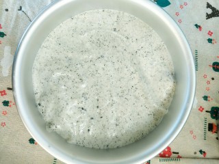11、补钙的黑芝麻蛋糕,都拌好后把蛋糊倒入模具,大概7.8分满就可以了。然后把模具抬起来从空中掉落几次震去大气泡。
