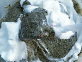 9、补钙的黑芝麻蛋糕,刮刀从中间切入,翻拌蛋糊就像炒菜那个,同时左手转动蛋糊盆,我习惯是逆时针旋转。切记不要画圈圈。