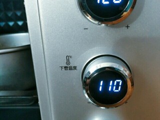 12、补钙的黑芝麻蛋糕,烤箱上火120度下火110度预热,然后烤55分钟就可以了,这个时间是个参烤,我这个两个6寸的实际时间加了一些。