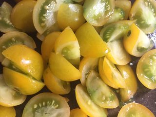 4、红烧鲻鱼,西红柿洗干净切成片备用