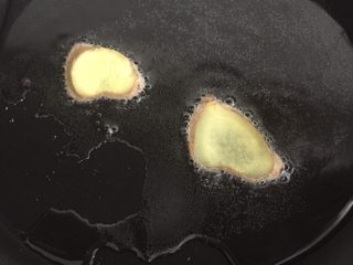 7、红烧鲻鱼,平底锅烧热，热油之后放入两片姜片煎一下出汁