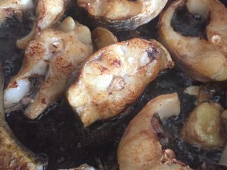 9、红烧鲻鱼,煎成两面金黄色，稍微有点焦