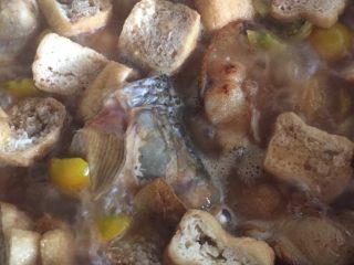 13、红烧鲻鱼,再倒入开水，满过鱼面煮两分钟左右