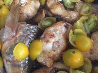 10、红烧鲻鱼,再倒入西红柿