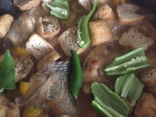 14、红烧鲻鱼,接着加入青椒煮十分钟